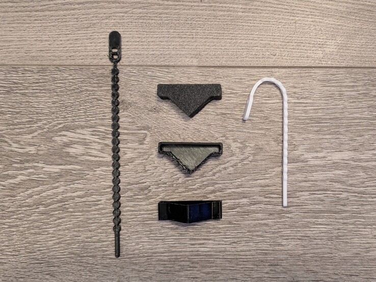 Liens zip en TPU noir et blanc (par Extrutim sur Printables) et coins personnalisés pour le système de montage en TPU noir.