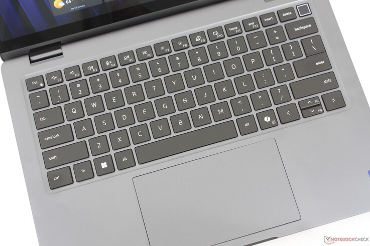 Les touches sont légèrement plus grandes et offrent un retour tactile plus net que celles de l’ancien Latitude 7450 2-en-1. Pavé tactile de 12,5 x 7,2 cm
