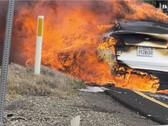 La Tesla Model Y d'un homme a pris feu sur une autoroute californienne et Tesla l'a apparemment laissé tranquille alors qu'il cherche des réponses. (Source de l'image : Bishal Malla sur Twitter)