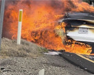 La Tesla Model Y d'un homme a pris feu sur une autoroute californienne et Tesla l'a apparemment laissé tranquille alors qu'il cherche des réponses. (Source de l'image : Bishal Malla sur Twitter)