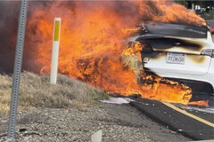 La Tesla Model Y d&#039;un homme a pris feu sur une autoroute californienne et Tesla l&#039;a apparemment laissé tranquille alors qu&#039;il cherche des réponses. (Source de l&#039;image : Bishal Malla sur Twitter)