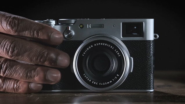 Le Fujifilm X100V se glisse facilement dans la poche d'une veste, sans compromettre la puissance ou la facilité d'utilisation. (Source de l'image : Fujifilm)