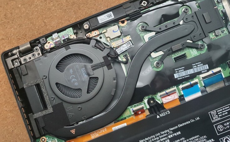Un seul caloduc associé à un ventilateur assez important dissipe les ~33 W des ThinkPad T14.