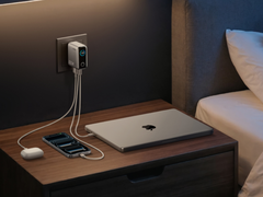Le nouveau chargeur d'Anker (100W, 3 ports, Smart Display) (photo) est désormais disponible en argent aux États-Unis. (Source de l'image : Anker)