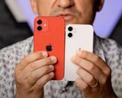 L'iPhone 12 mini a déjà reçu le traitement pratique d'un YouTuber. (Source de l'image : George Buhnici)