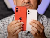 L'iPhone 12 mini a déjà reçu le traitement pratique d'un YouTuber. (Source de l'image : George Buhnici)