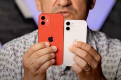 L&#039;iPhone 12 mini a déjà reçu le traitement pratique d&#039;un YouTuber. (Source de l&#039;image : George Buhnici)