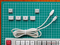Des capuchons de touches supplémentaires pour les utilisateurs de macOS et de Windows, ainsi qu'un long câble USB C-to-C tressé.