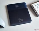 La Baseus Blade 2 Powerbank a un boîtier plat avec un cadre métallique. (Image : Notebookcheck)