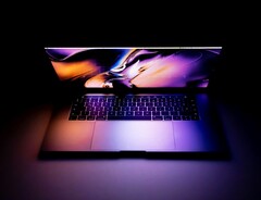 Le MacBook Pro devrait bientôt être équipé d'un écran OLED en tandem. (Source de l'image : Daniel Korpai)