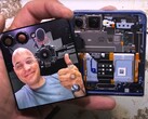 Le démontage du Galaxy Z Flip 7 prouve que le téléphone à clapet de Samsung est tout sauf étanche à la poussière. (Source de l'image : JerryRigEverything)