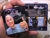 Le démontage du Galaxy Z Flip 7 prouve que le téléphone à clapet de Samsung est tout sauf étanche à la poussière. (Source de l'image : JerryRigEverything)