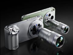 Le Vivo X300 Ultra et le X300s avec des accessoires de téléconvertisseur.