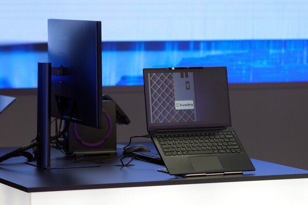 L'ultrabook Kvadra NAU LP14 présenté avec sa station d'accueil et un écran externe.