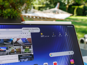 Le M-Pencil Pro se fixe solidement sur le bord supérieur de la tablette…