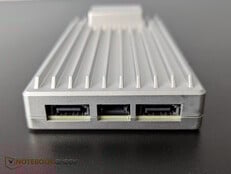 Arrière : 2x SATA avec alimentation
