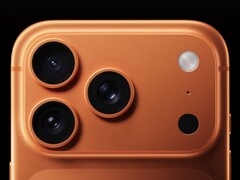 Gros plan du module de l'appareil photo de l'iPhone 17 Pro montrant le nouvel emplacement du flash. (Source de l'image : Apple)