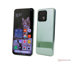 Le Xiaomi 13T Pro pourrait ressembler, de l'avant, au Xiaomi 13, illustré. (Source de l'image : NotebookCheck)