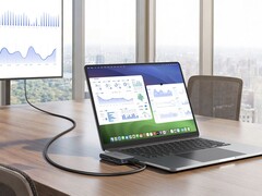 Le nouveau hub Nano USB-C d'Anker (photographié aux côtés d'un ordinateur portable et d'un moniteur) a été lancé au Royaume-Uni. (Source de l'image : Anker)