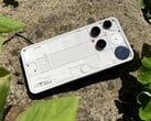 Le Nothing Phone (3), certifié IP68, possède un cadre en aluminium et est protégé par du verre Gorilla Glass 7i (écran) et du verre Gorilla Glass Victus (dos). (Source de l'image : Notebookcheck)