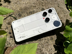 Le Nothing Phone (3), certifié IP68, possède un cadre en aluminium et est protégé par du verre Gorilla Glass 7i (écran) et du verre Gorilla Glass Victus (dos). (Source de l'image : Notebookcheck)