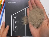 Le Samsung Galaxy Z Fold 7 est le dernier téléphone à avoir subi les tests de durabilité de JerryRigEverything. (Source de l'image : JerryRigEverything sur YouTube)