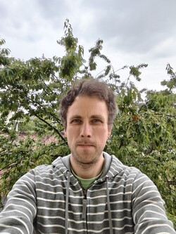 Selfie pris avec la caméra frontale de l'Oppo Pad Mini