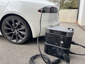Une tentative de recharge d'une voiture électrique a également échoué.