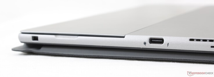 A gauche : Verrouillage de coin, USB-C avec Thunderbolt 4 + Power Delivery et DisplayPort 1.4