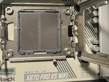 Socle de la carte mère ASRock X870 Pro RS Wifi avec quelques décolorations. (Source de l'image : I_fliu sur Reddit)