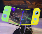 Le Flex Gaming présente un design innovant qui permet à ses joysticks de passer à travers son châssis afin de minimiser l'épaisseur totale. (Source de l'image : Notebookcheck)