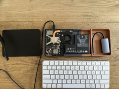 Bento utilise une paire de lunettes d'affichage, qui tire la vidéo via un dongle rangé dans l'étui. Sur la photo, les composants d'un Steam deck installé dans un clavier. (Source de l'image : r/SteamDeckModded sur Reddit)