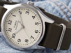 Montre Timex Weekender New England TW2Y86500 avec un boîtier argenté, un cadran crème et un bracelet en cuir vert foncé.
