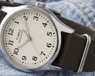 Montre Timex Weekender New England TW2Y86500 avec un boîtier argenté, un cadran crème et un bracelet en cuir vert foncé.