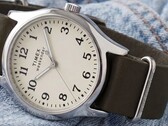 Montre Timex Weekender New England TW2Y86500 avec un boîtier argenté, un cadran crème et un bracelet en cuir vert foncé.