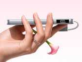 La batterie externe mesure 16,8 mm d'épaisseur et pèse environ 204 grammes. Photo : une image promotionnelle mettant en avant le design fin du P5.