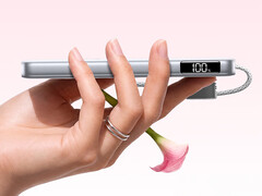 La batterie externe mesure 16,8 mm d'épaisseur et pèse environ 204 grammes. Photo : une image promotionnelle mettant en avant le design fin du P5.