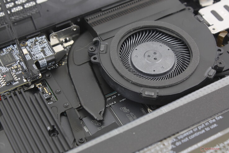 La solution de refroidissement consiste en un petit ventilateur de ~35 mm et un court caloduc