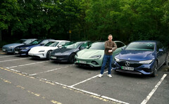 Aucune des six voitures électriques représentées sur cette image n'a pu atteindre l'autonomie estimée lors d'un test sur autoroute. (Source de l'image : Carwow sur YouTube)