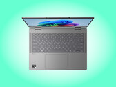 L'IdeaPad 5 2-en-1 14Q8Y11 pèse 1,4 kg avec son écran IPS.