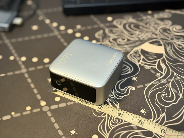 Ugreen Nexode Pro 5 ports, 160 W : largeur vue de l'autre côté