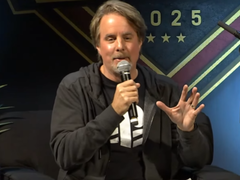 Une photo du responsable de la communauté Halo, Brian Jarrard, portant un T-shirt PlayStation (source d'image : Halo YT)