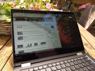Lenovo ThinkPad X390 Yoga - À l'extérieur (à l'ombre).
