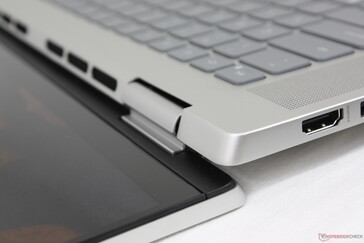 Comme de nombreux Asus VivoBooks et ZenBooks, la base de l'Inspiron se soulève en biais lorsque le couvercle est ouvert