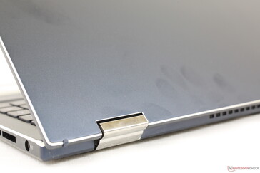 Matériaux du squelette en alliage métallique de haute qualité et texture lisse et mate bleue similaires à ceux de la série Zenbook Pro Duo
