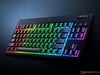 Le clavier à profil bas Razer BlackWidow V4 TKL est montré sous un angle (Image source : Razer PR)