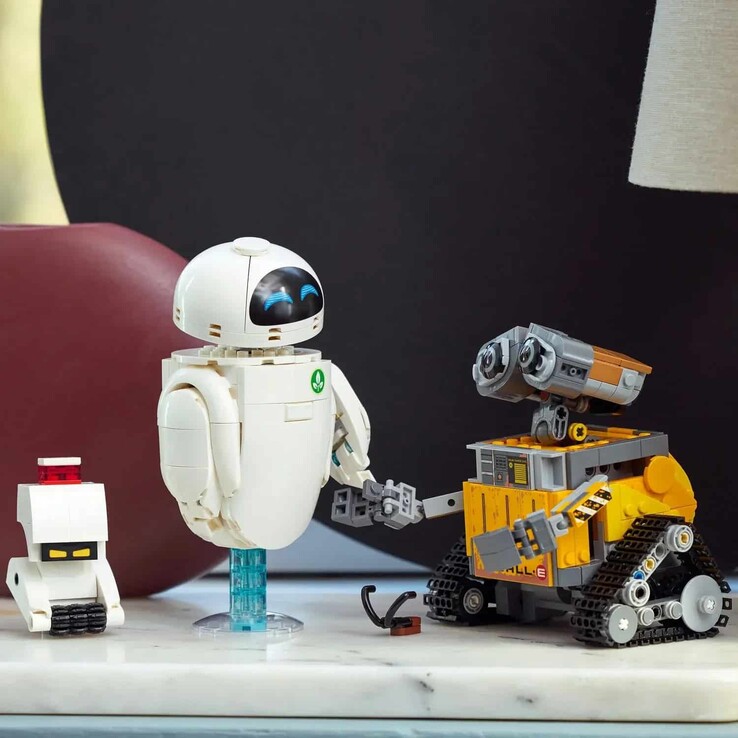 Une image montrant les deux robots principaux et les divers accessoires qui composent cet ensemble LEGO. (Source de l'image : Magazineluiza)
