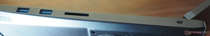 Côté droit : 2x USB-A 3.2 Gen1, lecteur de cartes, verrou Kensington