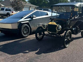 Le Cybertruck à côté d'une Ford Model T (Image source : COO/FB)