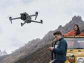 Le DJI Air 3 pèse 720 g et dispose d'une paire de caméras de 48 MP. (Source de l'image : DJI)